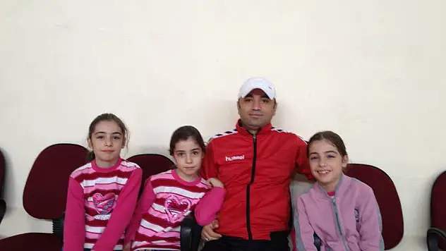 Salonda Üçüz Hentbolcu Kızlar