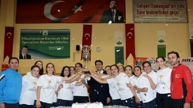 Şampiyonluk Pastasını Başkan Dündar Kesti