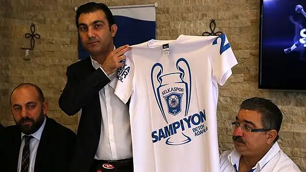 SELKA şampiyonluğu kutluyor