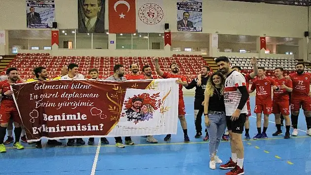 Sürpriz evlilik teklifi mest etti