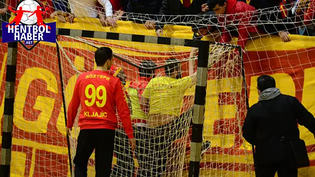 Taraftar sahaya düşerse ne olur? İşte cevabı…