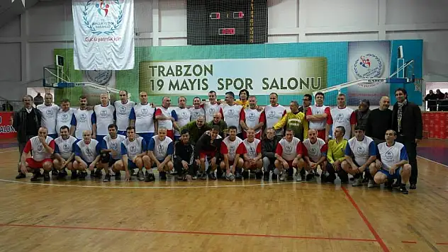 Trabzon’da Eski Hentbolcular Salona İndi