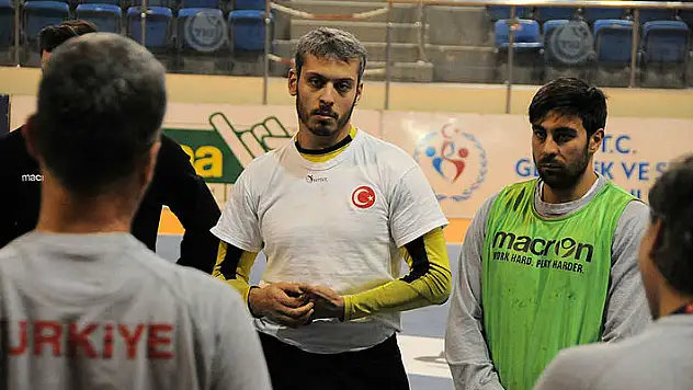 Zafer için A Millilerden davet var?