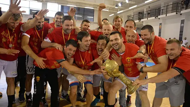 Vardar sezonu iki kupa ile kapattı