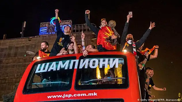 Vardar’ı yüz binlerce taraftarı Üsküp’te karşıladı