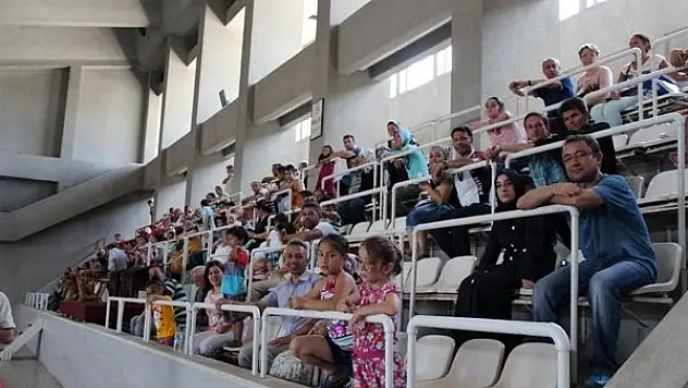 Veliler Sizinle Birlikte Çalışsın, Size Karşı Değil