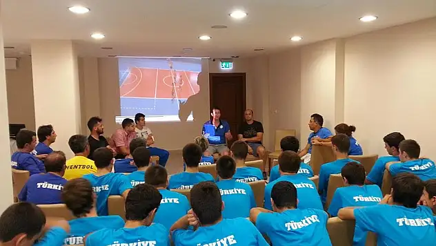 Yıldız Milli Takıma Sürpriz Ziyaret