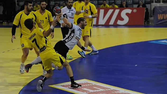 Yunanistan Kupasında tribünler karıştı