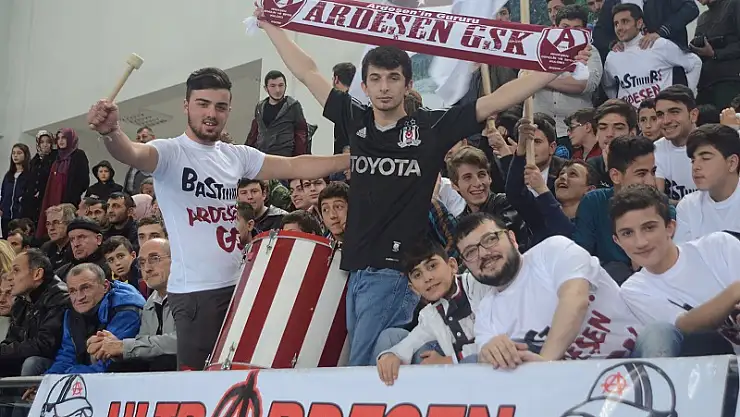 Ardeşen yolu yarıladı