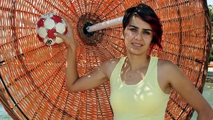 Derya Tınkaoğlu : “İzmir Evim Gibi”