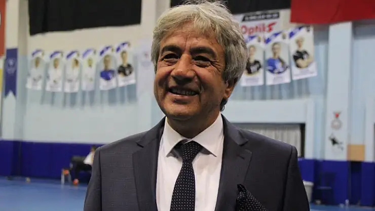 Eski başkan geri döndü