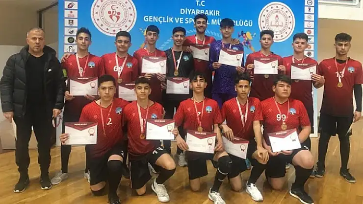 Gölbaşı Yunus Emre Anadolu Lisesi grup birincisi oldu