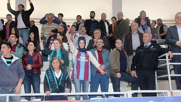 Taşova taraftarları hakeme kırmızı kart gösterdi