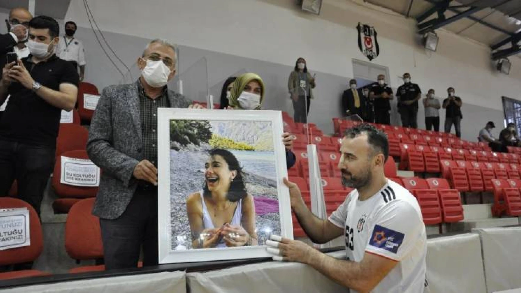 Beşiktaş Aygaz, Pınar Gültekin'in ailesini ağırladı