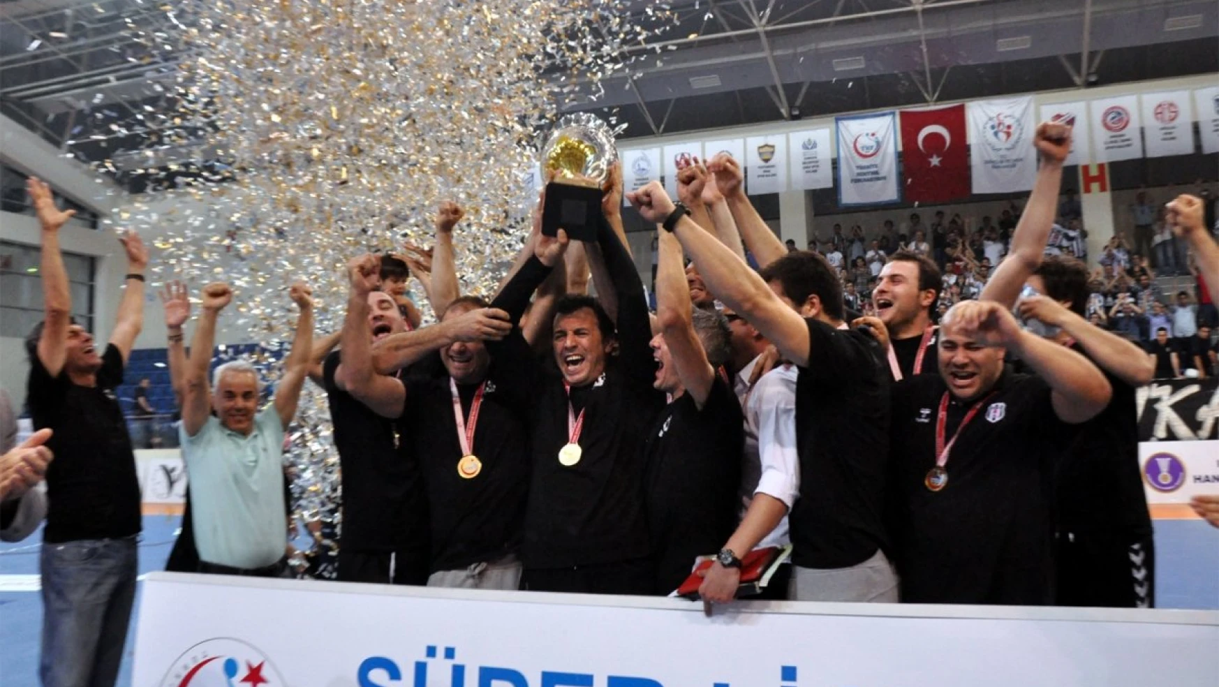 Beşiktaş Kupasını Aldı