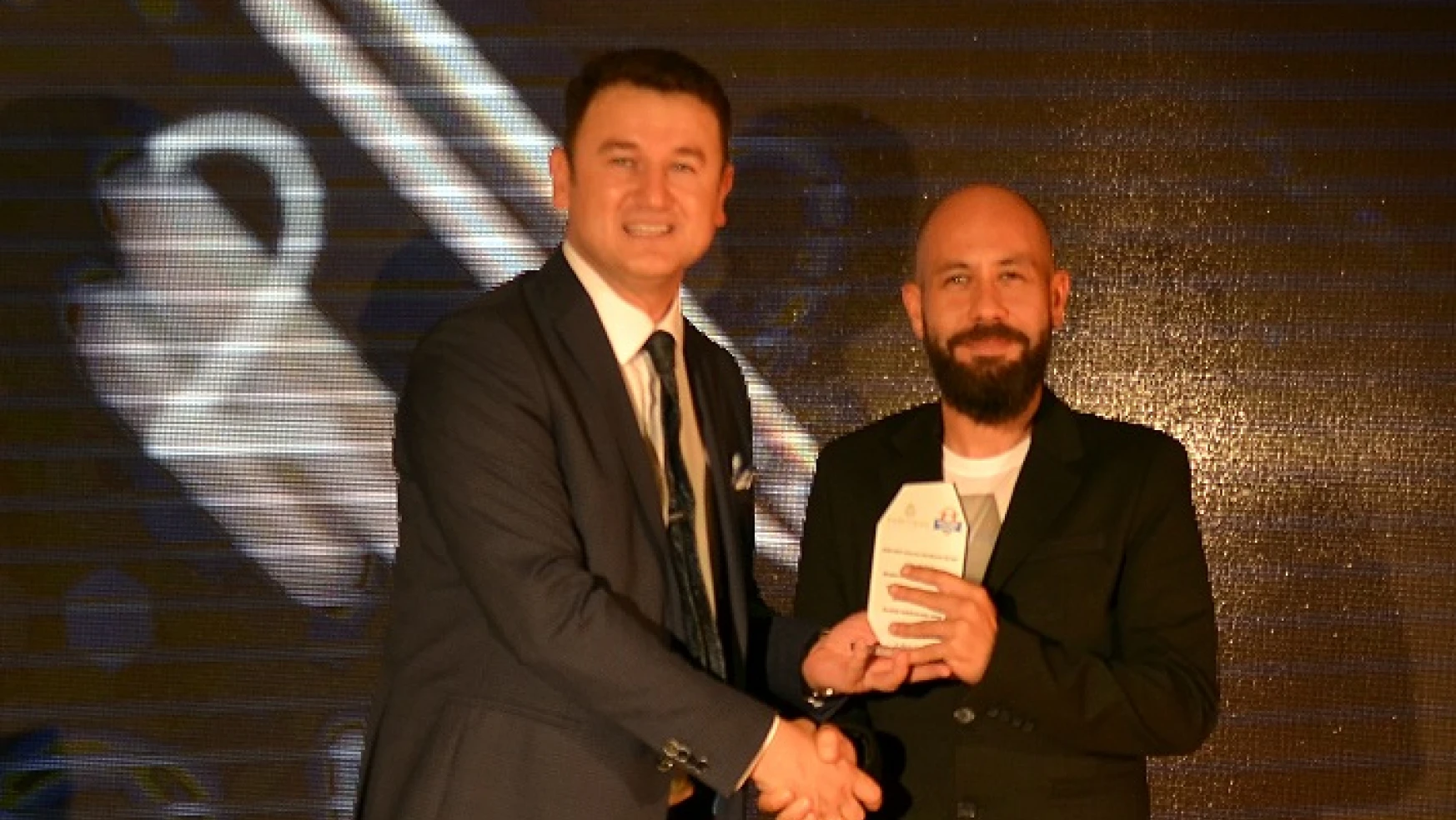 DHA Spor Muhabiri Onur Atış, Yurtbay Seramik Hentbolun En’leri Özel Ödülünü aldı