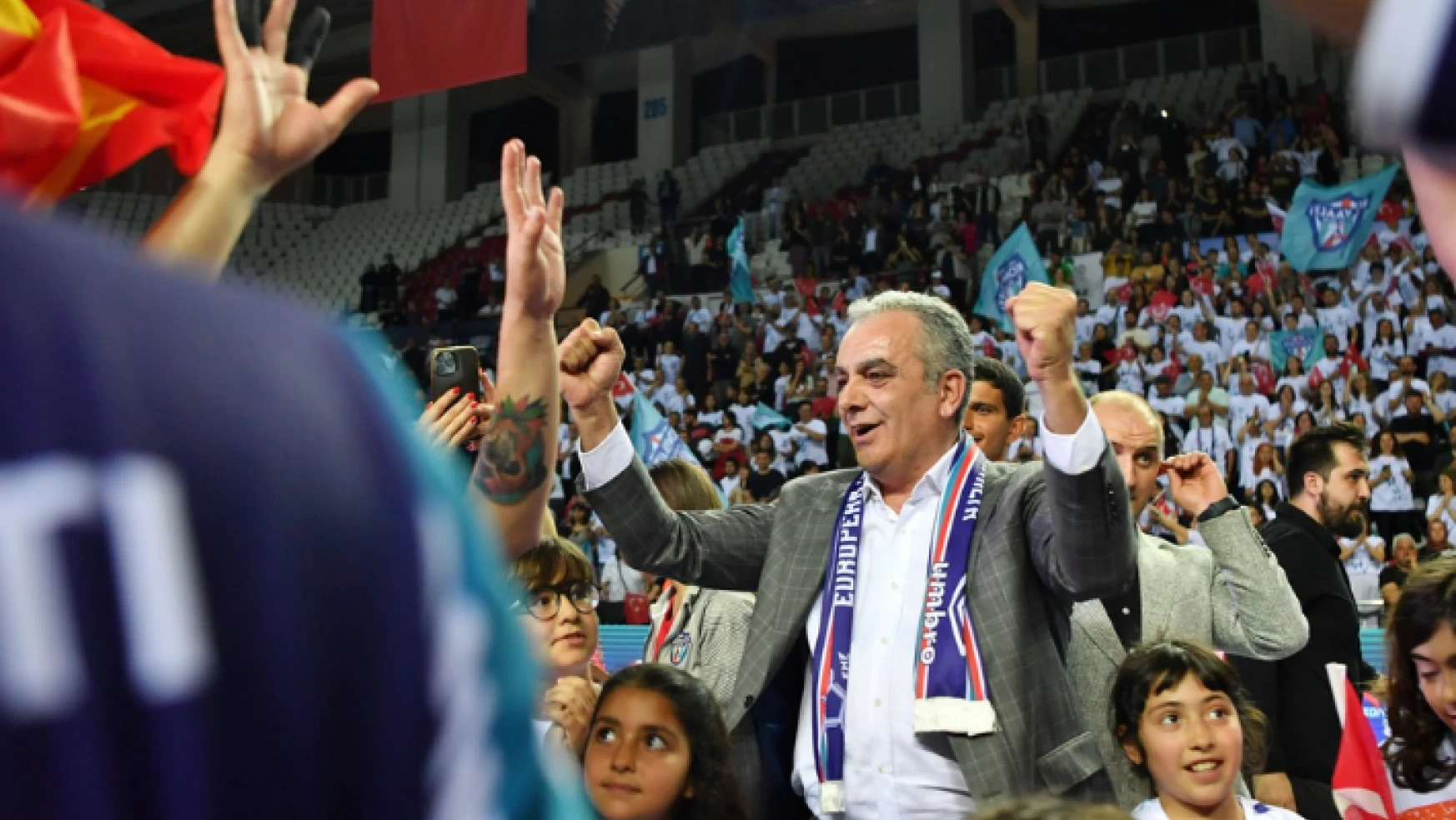 Konyaaltı Belediyesi Başkanı Semih Esen: 'Gururumuzsunuz Kızlar'