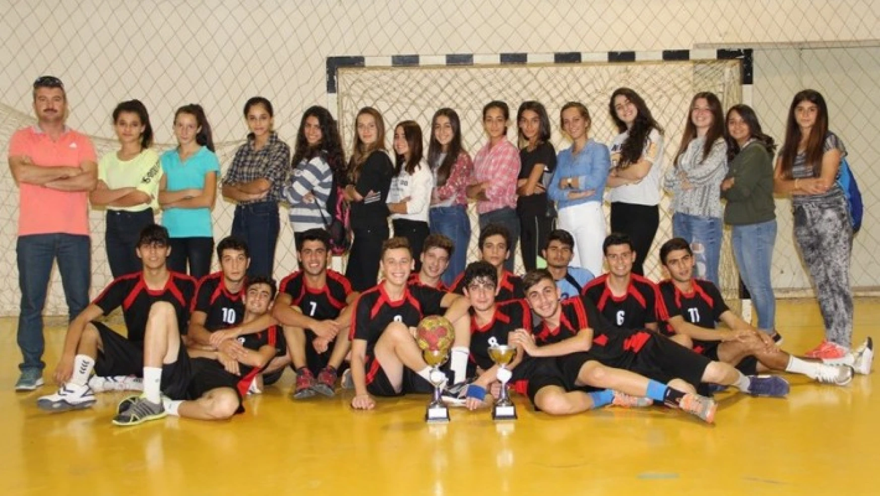 Mersin Cumhuriyet Kupasının sahibi Spor Lisesi