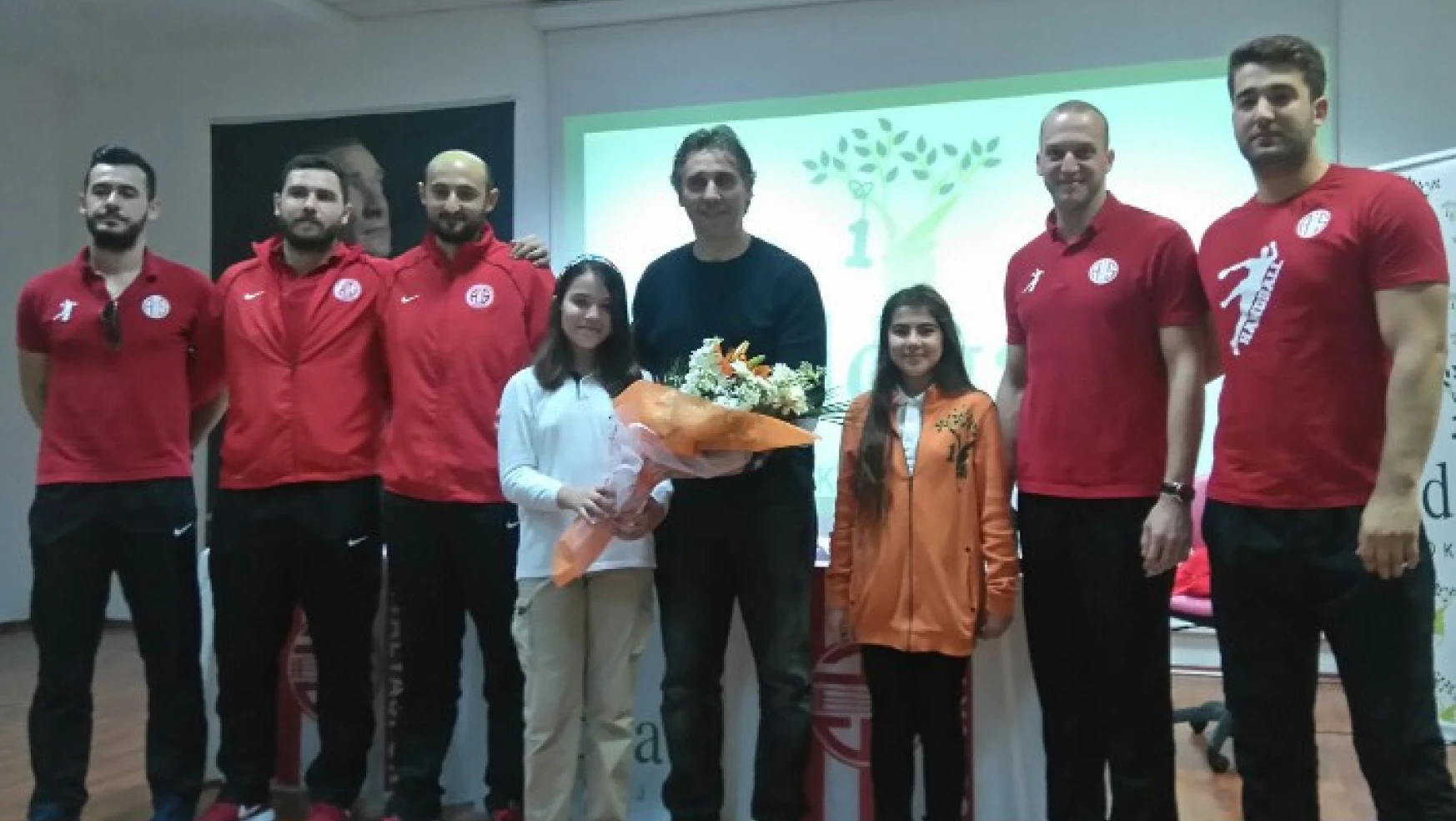 Minik Öğrenciden Antalyaspor’a hediye