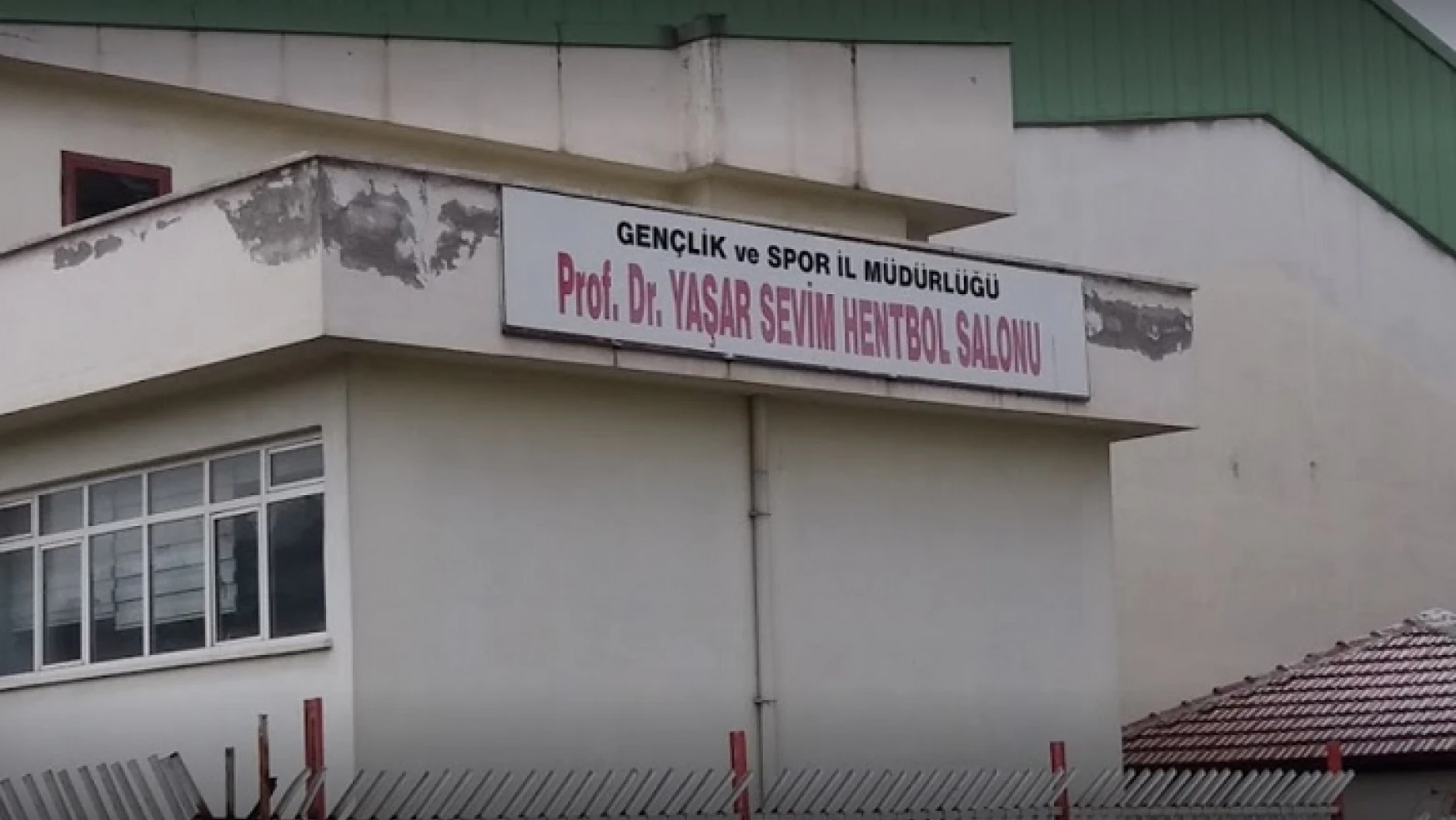 Prof. Dr. Yaşar Sevim Spor Salonu yıkılıyor mu?